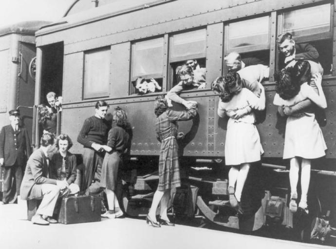 Nostaljik Fotoğraf Severlere Gelsin: Savaş Yıllarında Aşk Başkadır