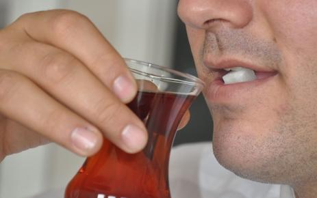 "Kıtlama" Şekeri Çaya Bandırıp Isırma Hikayesi!