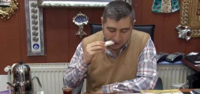 "Kıtlama" Şekeri Çaya Bandırıp Isırma Hikayesi!