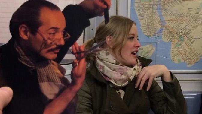 Resimleri Kesip Başkalarının Üzerine Tutarak Komik Fotolar Çeken Adam