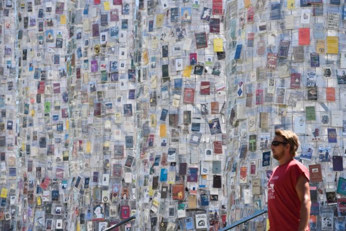 100 Bin Yasaklı Kitaptan Parthenon Tapınağı’nın Tam Boyutlu Kopyasını İnşa Eden Sanatçı
