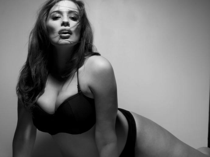 "Bir Gün Annem Gibi Şişman Bir Kadın Olacaksın" Cümlesi ile Terk Edilen Ünlü Manken: Ashley Graham