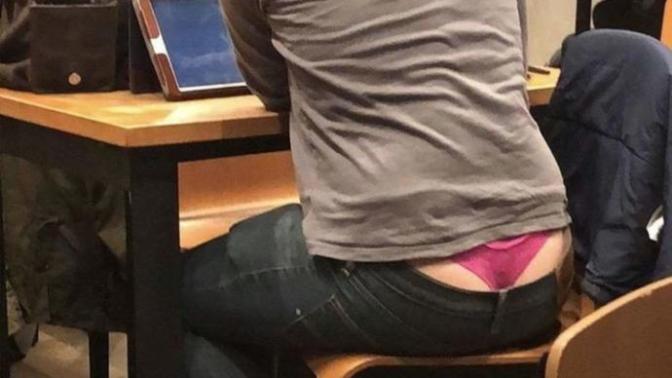 Tangası belli olan bir erkek görseniz ne yaparsınız 😂 ?