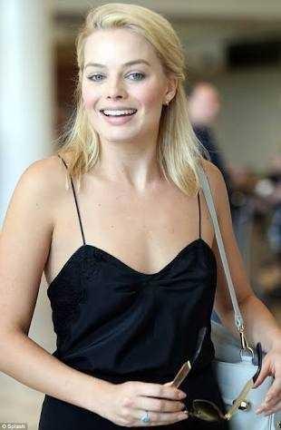 Margot robbie sarışınken mi esmerken mi daha güzel??