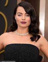 Margot robbie sarışınken mi esmerken mi daha güzel??