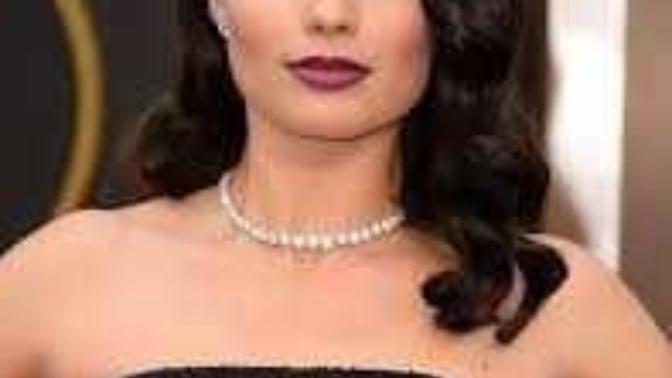 Margot robbie sarışınken mi esmerken mi daha güzel?