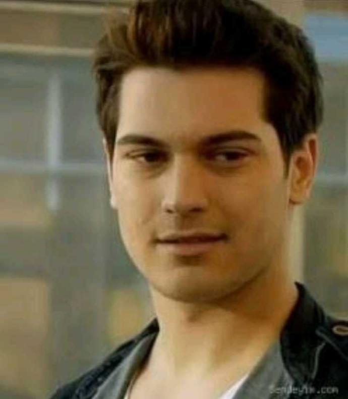 Çağatay Ulusoy çok yakışıklı değil mi? 😘?