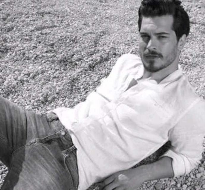 Çağatay Ulusoy çok yakışıklı değil mi? 😘?