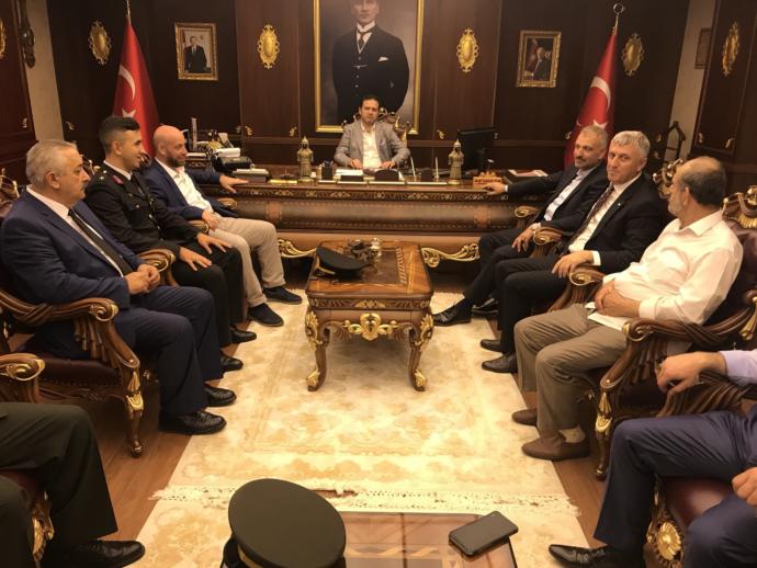 Sizce bu adam kaymakam mı mafya babası mı?