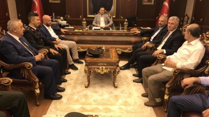 Sizce bu adam kaymakam mı mafya babası mı?