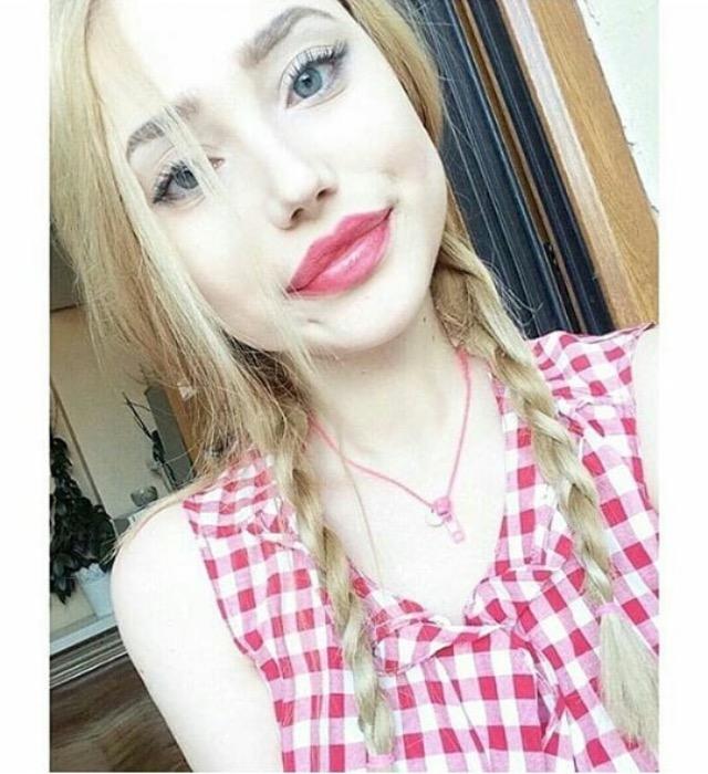 Bu iki kızdan hangisi daha güzel 👄👅👄👅👄👅👄👅👄?