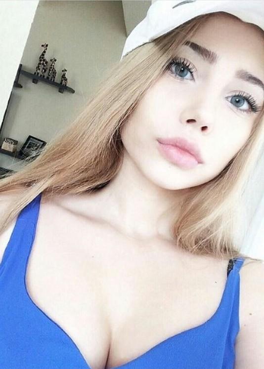 Bu iki kızdan hangisi daha güzel 👄👅👄👅👄👅👄👅👄?