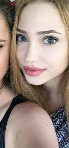Bu iki kızdan hangisi daha güzel 👄👅👄👅👄👅👄👅👄?