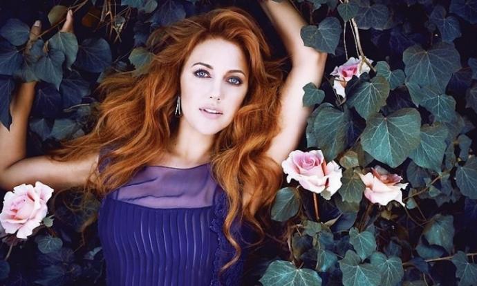 Meryem Uzerli’ye sarı saç mı, yoksa turuncu tonları saç mı daha çok yakışıyor?