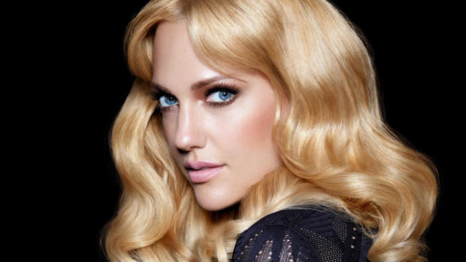 Meryem Uzerli’ye sarı saç mı, yoksa turuncu tonları saç mı daha çok yakışıyor?