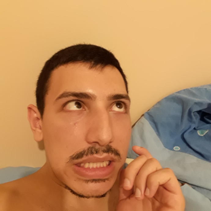 Arkadaşlar sizce de şaşı kadınlar çok sempatik farklı ve çekici değil mi?