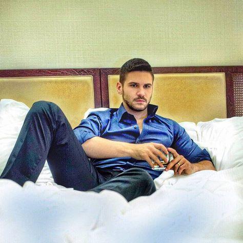 Fotoğraflardaki 2 aktörden hangisi hiç soyunmadan da seksi görünecek vücuda sahip? Hangisinin maskülen cazibesi daha yoğun?