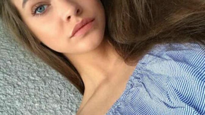 Bu kıza ölüp bitiyorum çok tatlı değil mi?