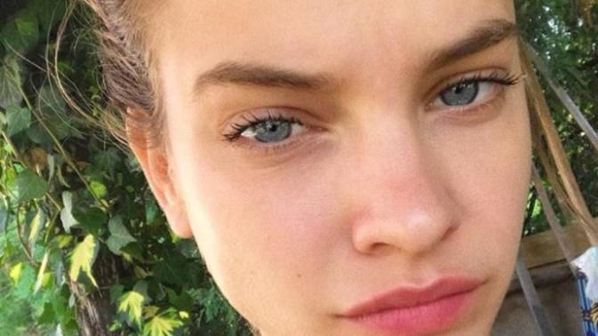 Barbara Palvin burda makyajsiz mi?