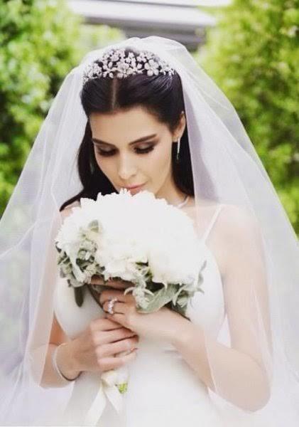 Gelinlik giymiş kızın nazıyla oynamak gerekir mi?