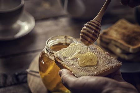 Bir dilim sıcak kızarmış ekmek üzerine ne sürüp yersin? Ben labne peyniri ya da kaymak ve bol çilek reçeli ya sen?