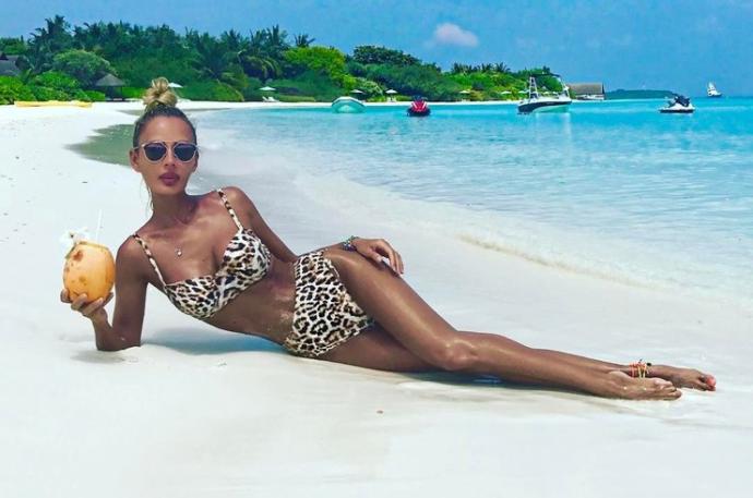 Sutyen askısı görününce tribe giren ama plajda bikini giyen kızların derdi ne?