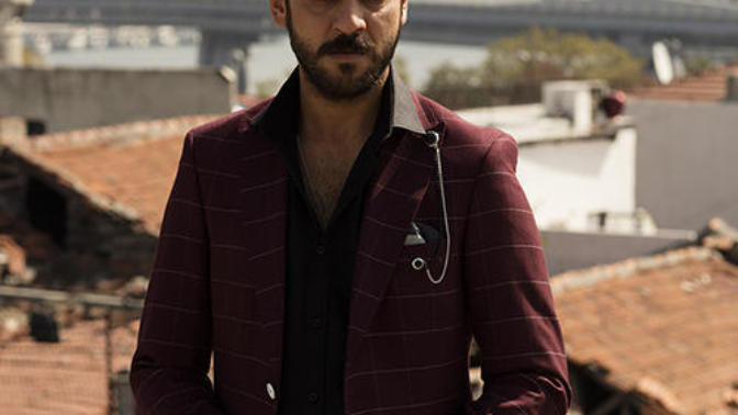 Yakışıklı erkek mi daha aşık olunası, serseri erkek mi?