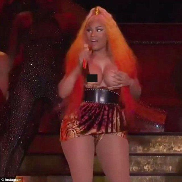 Nicki Minaj konser sırasında elbisesi düştü, durumu toplayabilmiş mi?