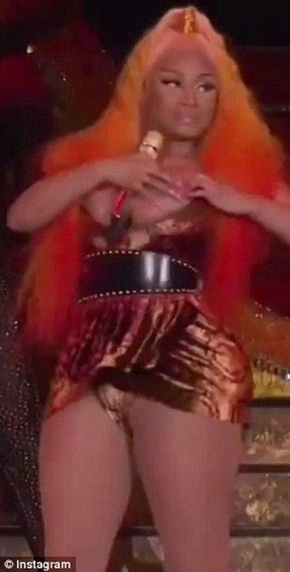 Nicki Minaj konser sırasında elbisesi düştü, durumu toplayabilmiş mi?