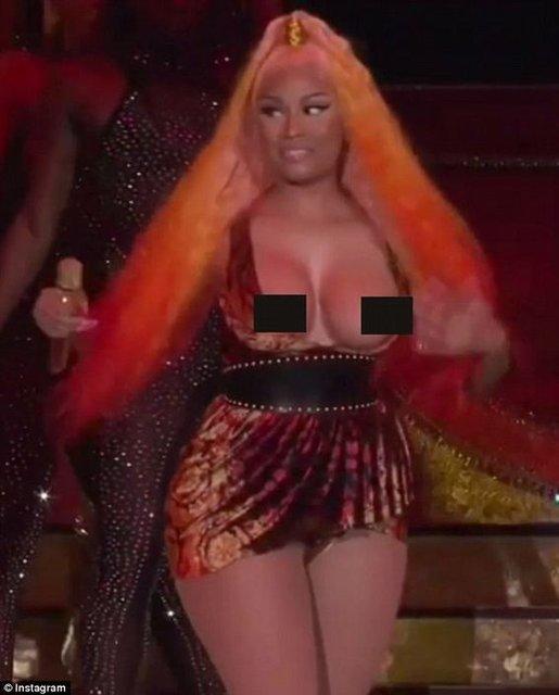 Nicki Minaj konser sırasında elbisesi düştü, durumu toplayabilmiş mi?