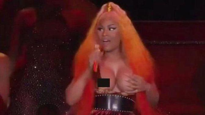 Nicki Minaj konser sırasında elbisesi düştü, durumu toplayabilmiş mi?