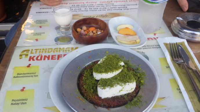 Künefe dediğin üzerinde kaymak ile mi yoksa dondurma ile mi güzel olur?