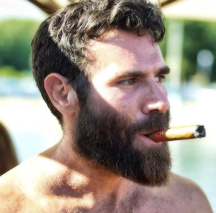 Dan Bilzerian neden bu kadar popüler? Erkekler neden onu idol olarak görüyor? Türkiye’den var mı onun gibi biri?