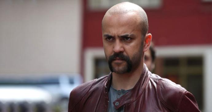 Sarp Akkaya yakışıklı mı?