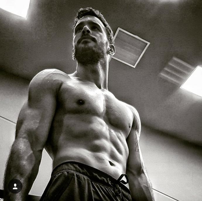 Burak Özçivit mi Barış Arduç mu? Hangisi Daha Yakışıklı Ve Çekici?