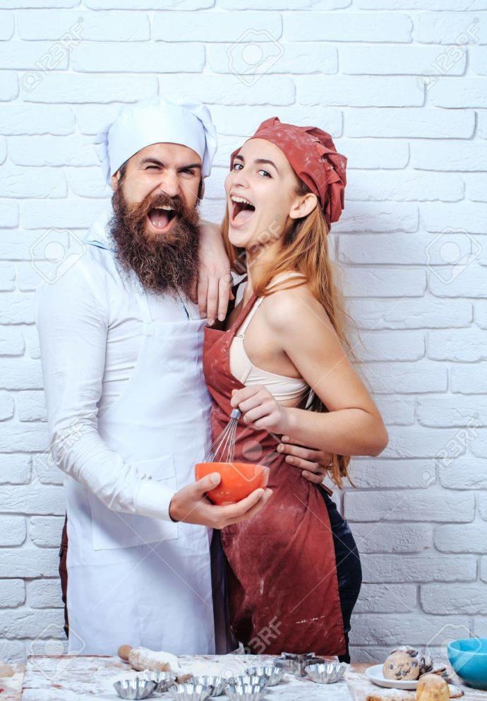 Hangisini seçerdin? Sana yemek yapan seksi sevgili mi? Birlikte yemek yaptığın eğlenceli sevgili mi?