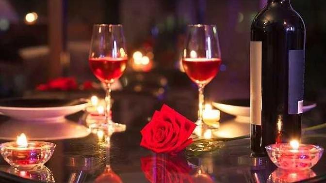 Romantik bir akşam yemeğinde olmazsa olmaz dediğiniz neler var?