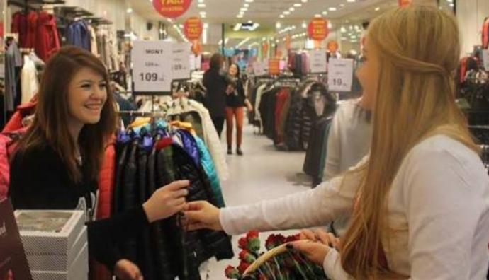 Alışverişe gidilen mağazada personel sanılmak mı yoksa müşteriyi personel sanmak mı daha sinir bozucu?