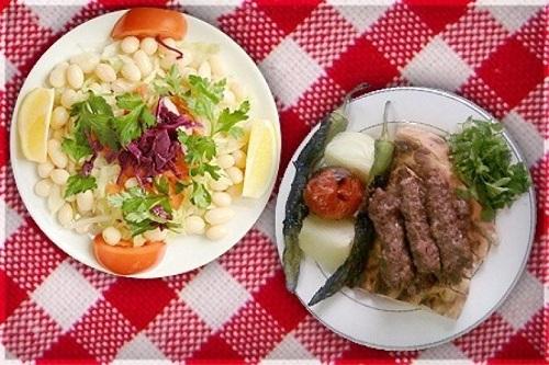 Sence köfte en güzel piyazla mı yenir, salatayla mı, neden?