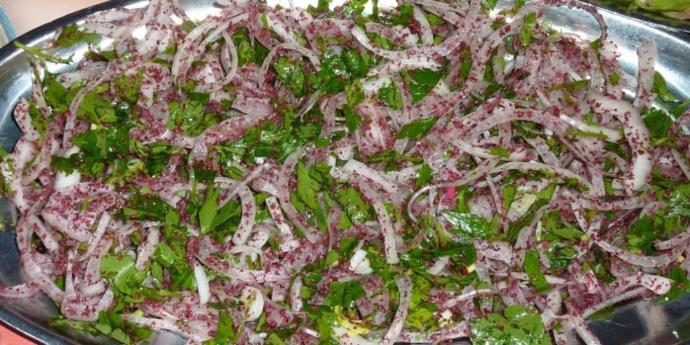 Sence köfte en güzel piyazla mı yenir, salatayla mı, neden?