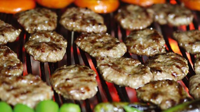 Sence köfte en güzel piyazla mı yenir, salatayla mı, neden?