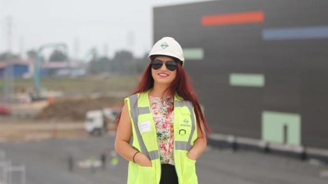 Şantiye ortamında bir kadın ne kadar güzel ve bakımlı olabilir?