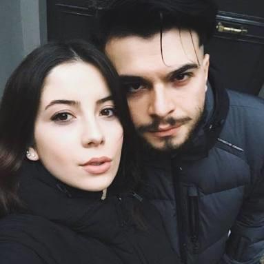 Böyle güzel bir kız bu gibi tiplerde ne buluyor? Yani Kıvanç Tatlıtuğ olsa tamam diyecem de? Hem güzel hem ünlü?