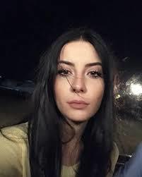 Böyle güzel bir kız bu gibi tiplerde ne buluyor? Yani Kıvanç Tatlıtuğ olsa tamam diyecem de? Hem güzel hem ünlü?