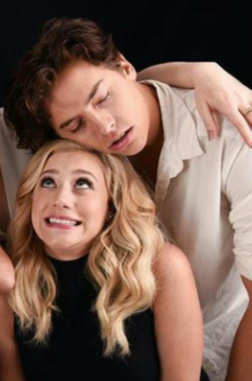 Sprouse İkizlerinden sizce hangisi örnek çift tanımına uyan ilişkiye ait, Barbara Palvin&Dylan S. vs Lili Reinhart&Cole S?