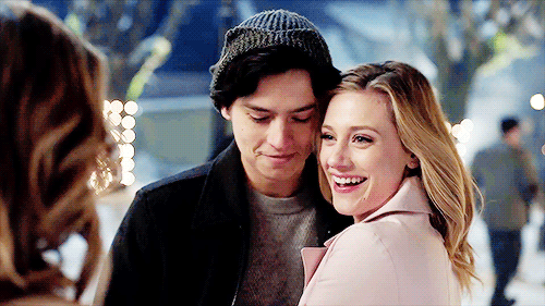 Sprouse İkizlerinden sizce hangisi örnek çift tanımına uyan ilişkiye ait, Barbara Palvin&Dylan S. vs Lili Reinhart&Cole S?