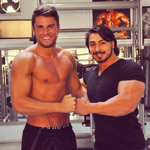 Fotoğraflardaki adam kısa saçlı ve kassız haliyle gayet çekiciyken, nispeten uzun saçlı ve yoğun kaslı halde bunu yitirmiş. Sizce?