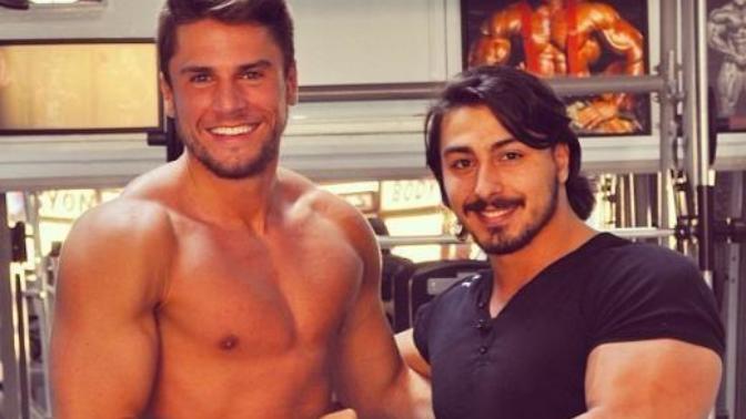 Fotoğraflardaki adam kısa saçlı ve kassız haliyle gayet çekiciyken, nispeten uzun saçlı ve yoğun kaslı halde bunu yitirmiş. Sizce?