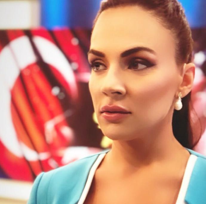 Kanal D ana haber spikeri Buket Aydın güzel mi sizce?