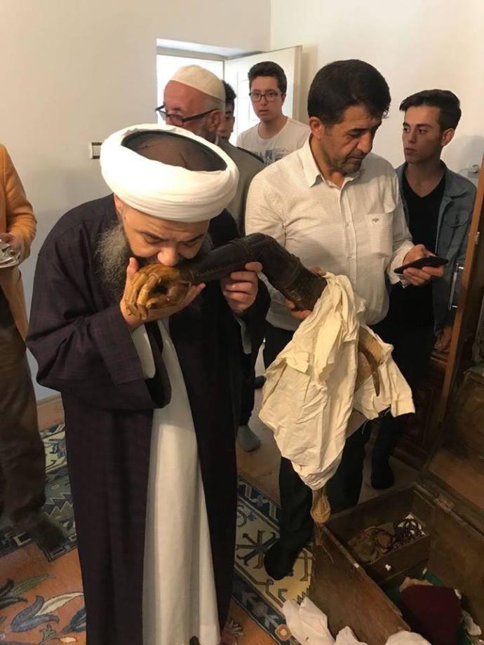 Menzil şeyhlerinden Dıyaüddin Efendinin savaşta kopan kolunu biaen yapılan protez kolu öpmek doğru mu?